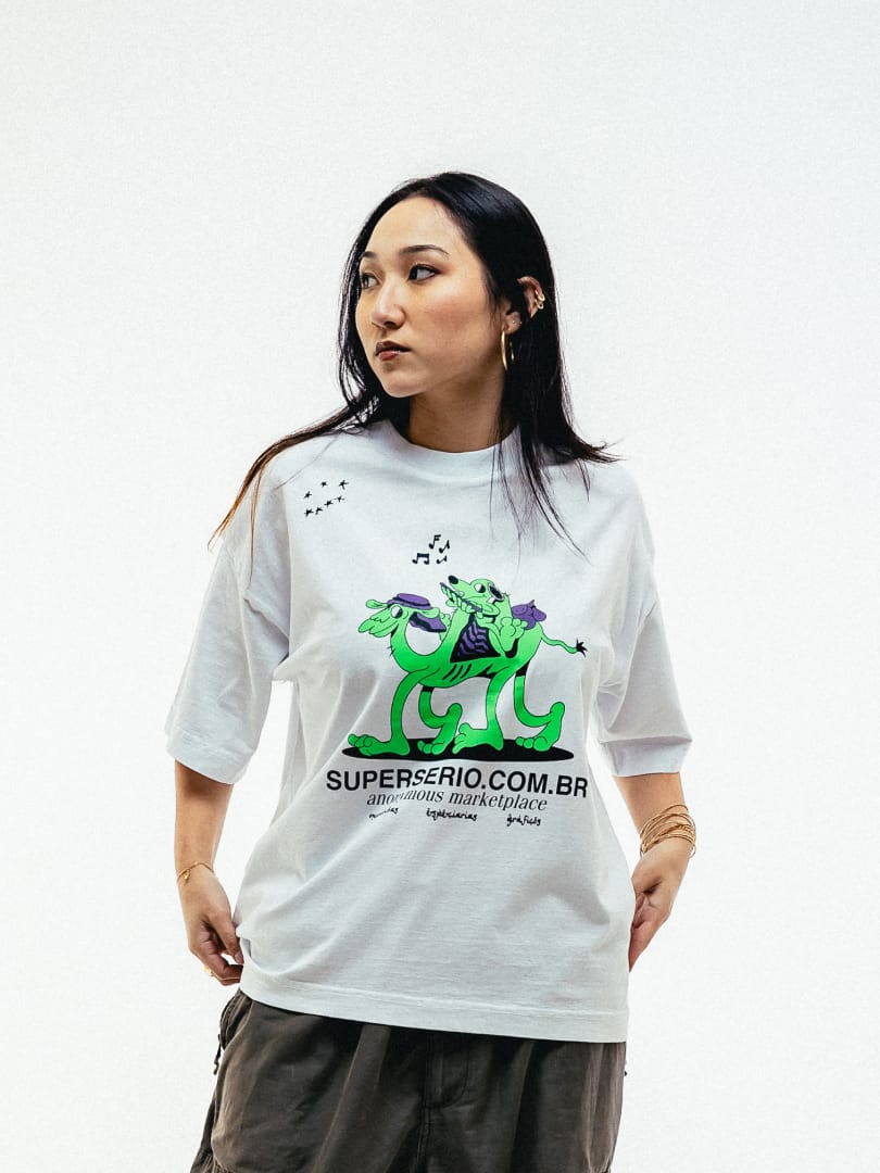 Camiseta branco com serigrafia no peito
