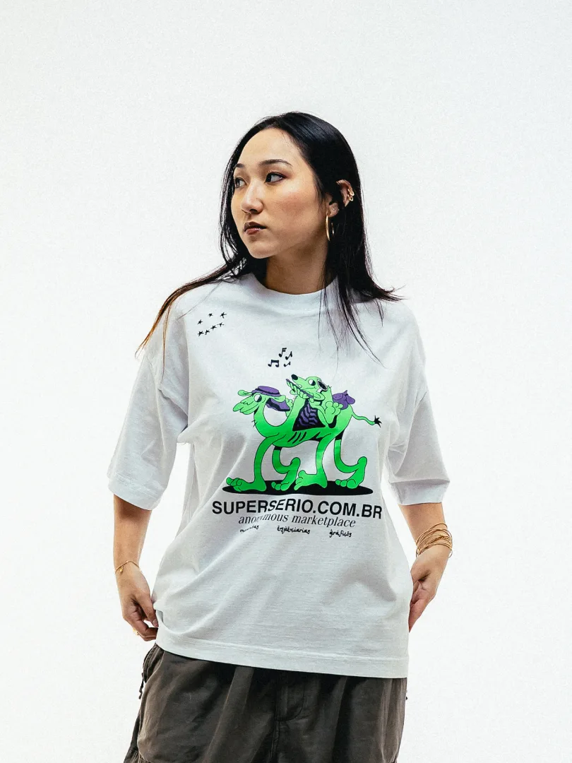 Camiseta branco com serigrafia no peito