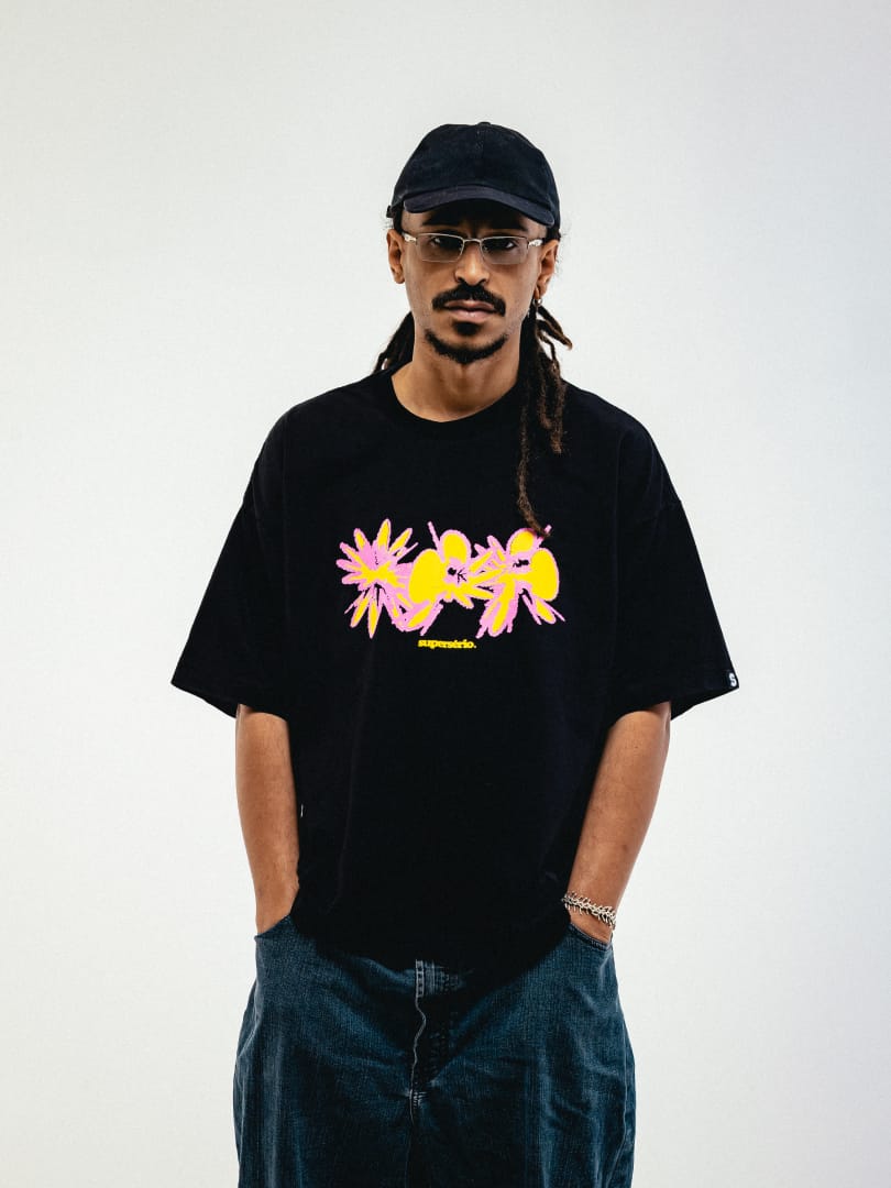 Camiseta preta com serigrafia no peito