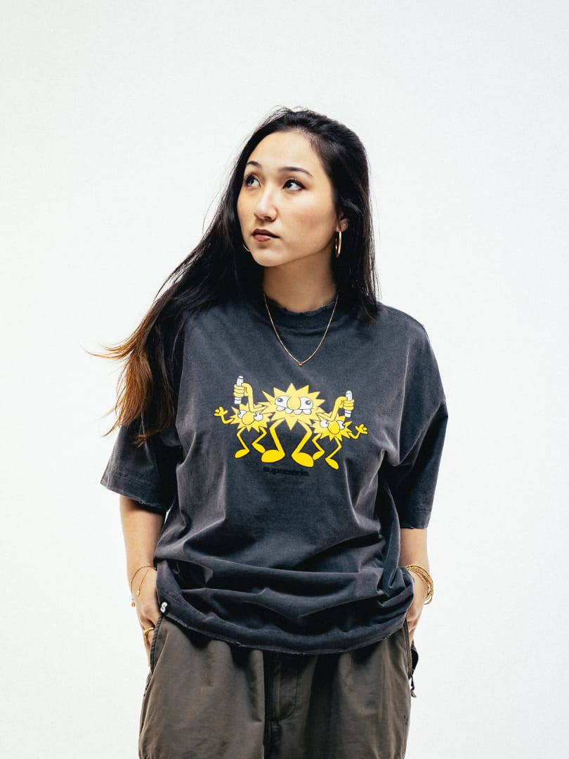 Camiseta cinza estonada com serigrafia no peito e nas costas