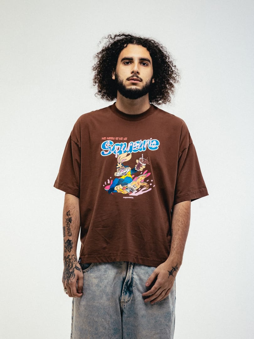 Camiseta marrom com serigrafia no peito